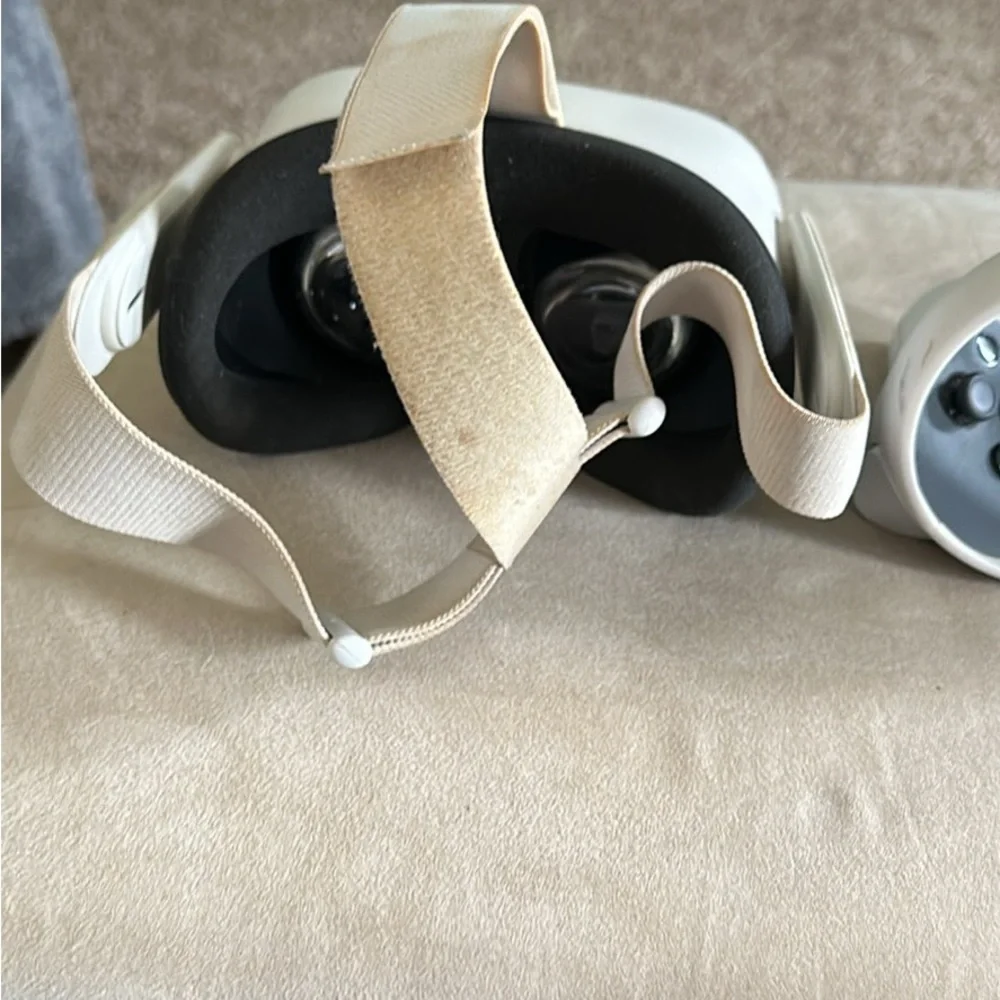 Oculus quest 2 in great working condition